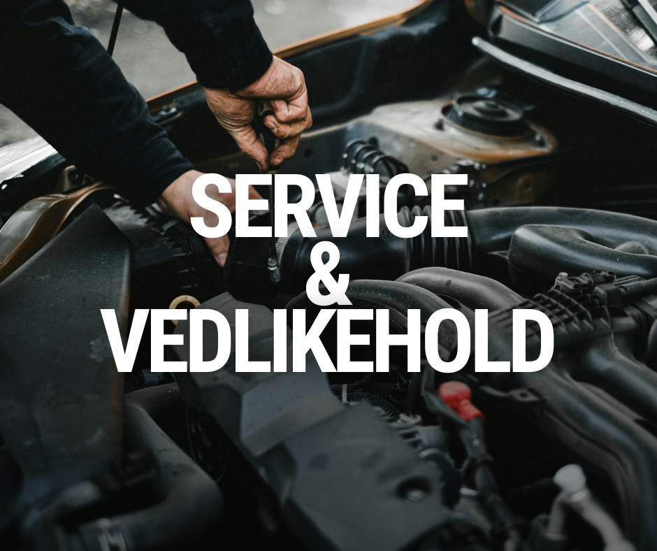 Mekaniker utfører service på bil – Autobudget Service Skien