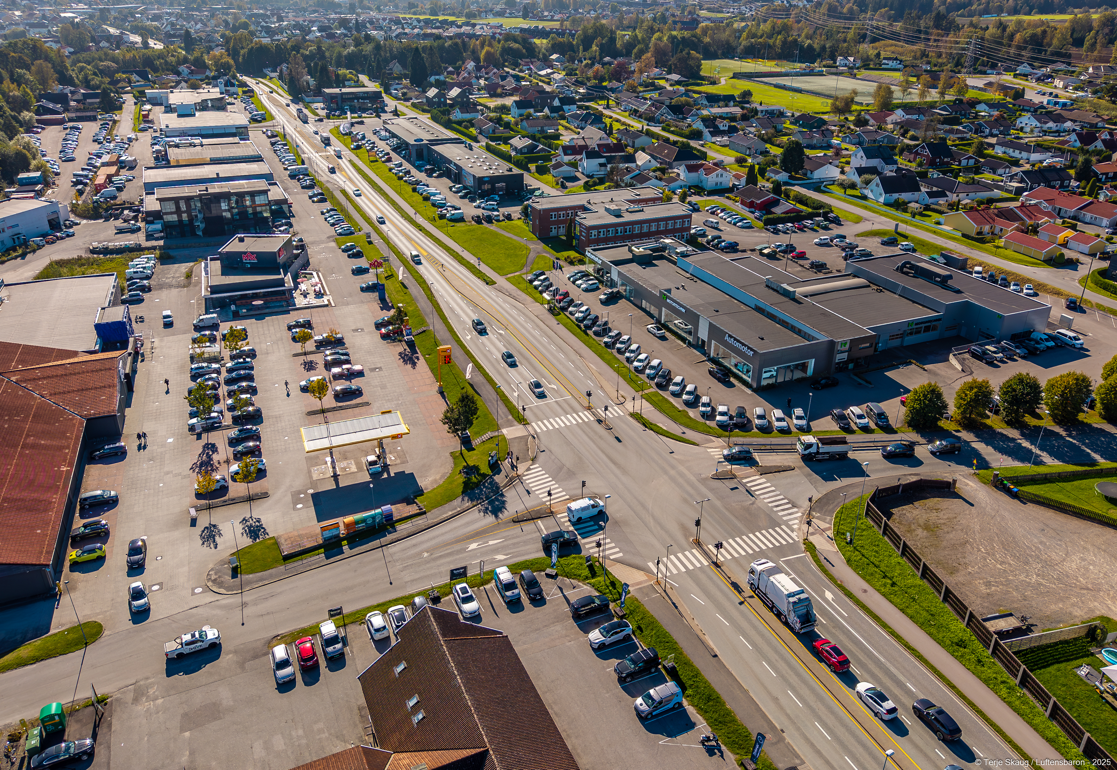 Ansatt hos Automotor AS som hjelper kunde med bilkjøp